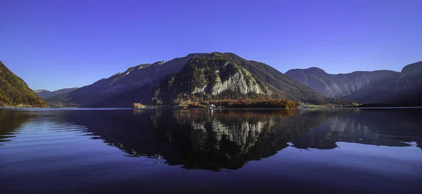 Bela Vista Panorâmica Sobre Lago Hallstatt Com Céu Azul Igreja — Fotografia de Stock