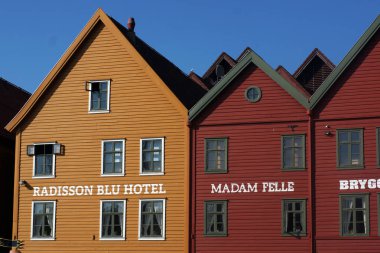 Norveç sarı ve kırmızı renkte Bryggen Hansa evler