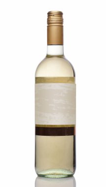 Boş bir etiket ile beyaz bir arka planda beyaz şarap