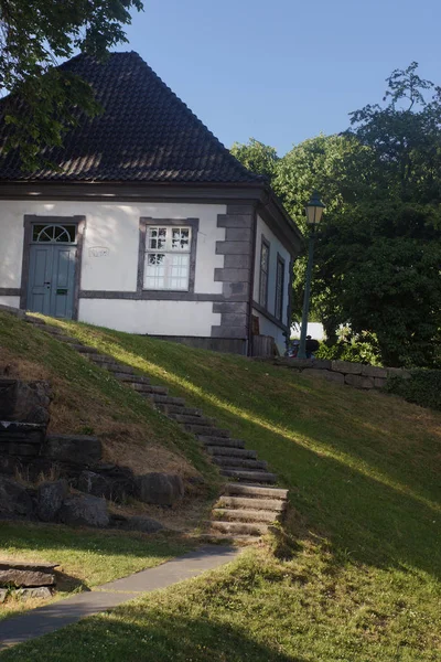 Witte huis staat op een heuvel met een stenen trap naar het — Stockfoto