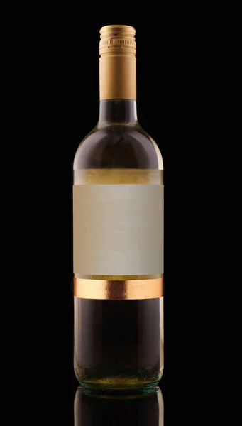 Láhev bílého vína na tmavém pozadí s prázdný popisek — Stock fotografie