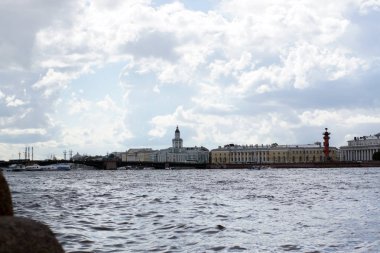 St Petersburg dan dolgu Neva Nehri'nin görünümü.