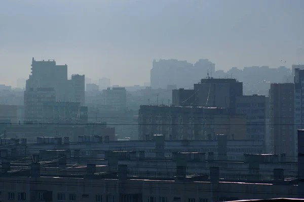 황혼에서 큰 도시에 있는 고층 건물의 지붕의 전망 — 스톡 사진