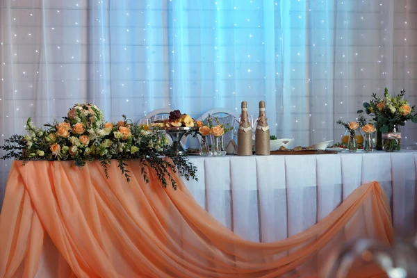 Festlig Bordsdekoration För Nygifta Restaurangen Buketter Och Champagne — Stockfoto