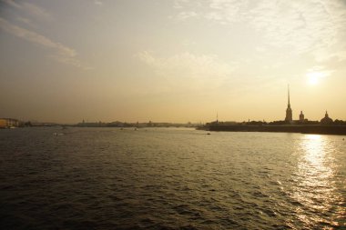 Gün batımında, Peter ve Paul Fortress, landmark St Petersburg siluet.
