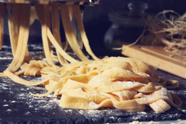 Tollatelle evde makarna için makine yapar.