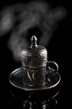 İlginç bir oyma desenli bir daire ile bir fincan Türk kahvesi içtim.