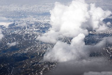 Norveç'te karla kaplı dağ üstten görünüm.