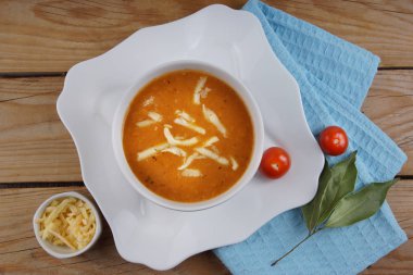Domates çorbası ve çiz bir masada mavi peçete ile plaka.