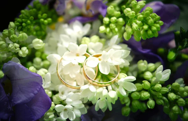 Wedding Rings Lie Flowers Bouquet White Lilac Purple Freesias — Stock Photo, Image