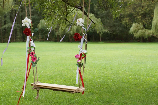 Swing Decorated Flowers Hanging Park Summer — Stock Photo, Image