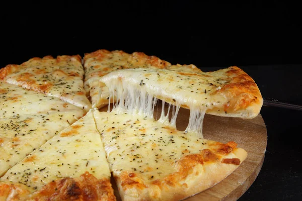 Сырная Пицца Хрустящей Корочкой Кусочек Отделен Блюда Сыр Растягивается Выглядит — стоковое фото