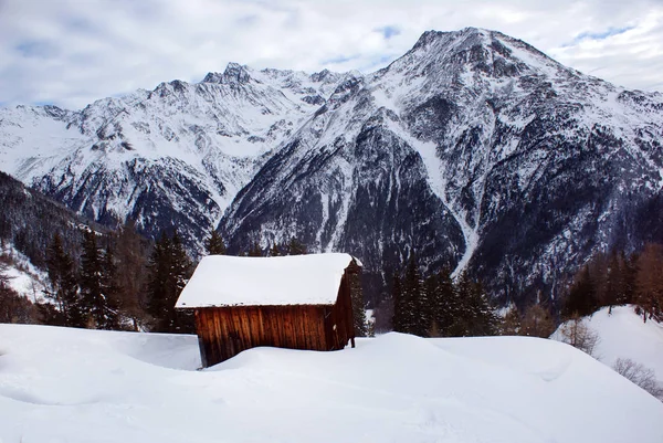 Casa Madera Encuentra Una Colina Con Vistas Los Alpes Austria — Foto de Stock