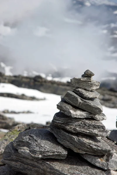 Pirámide Piedras Grandes Cima Una Alta Montaña Sobre Las Nubes — Foto de Stock