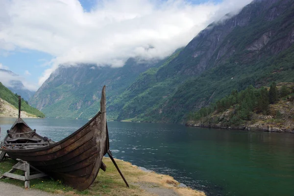 Viking Gemi Norveç fiyordu kıyısında