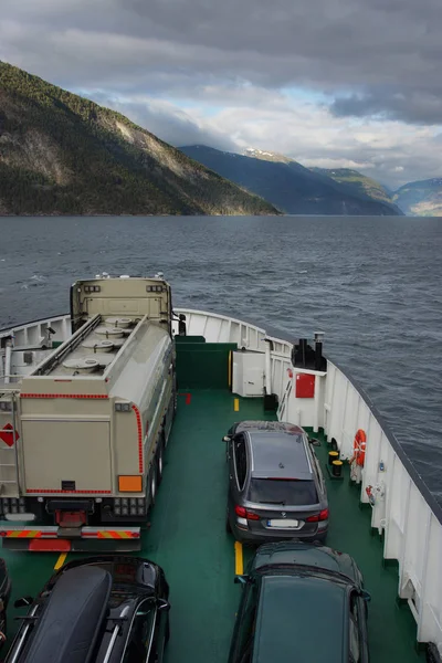 Vista dal ponte superiore del naso del traghetto che trasporta auto attraverso il fiordo in Norvegia — Foto Stock