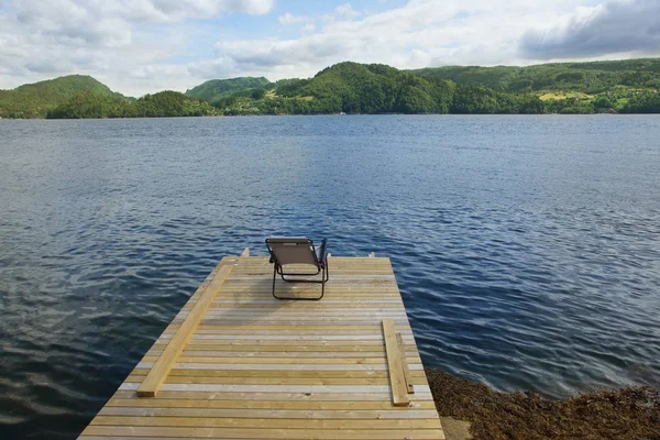 Fischerstuhl Der Auf Der Seebrücke Fjord Norwegen Steht — Stockfoto