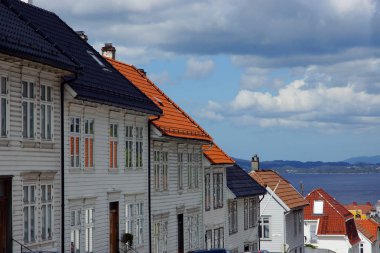 Norveç'te bir sokakta döşenmiş çatı ahşap evleri bir dizi.