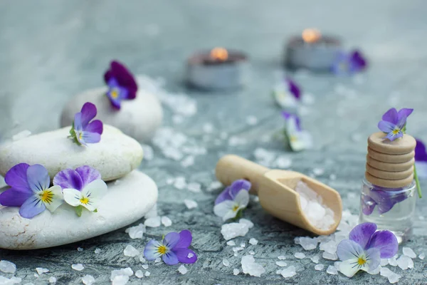 Spa Stilleven Met Witte Stenen Kaarsen Zeezout Het Schouderblad Bloemen — Stockfoto