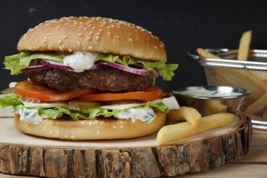 Büyük sulu hamburger biftek pirzola, salata, peynir ve sos ile.
