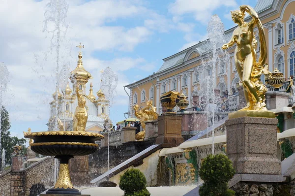 Peterhof, St. Petersburg Rusya'nın banliyölerinden altın Çeşme.