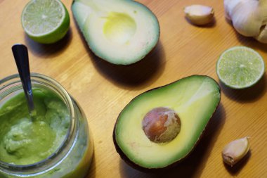 Avokado, cips cips ve masada guacamole sos.