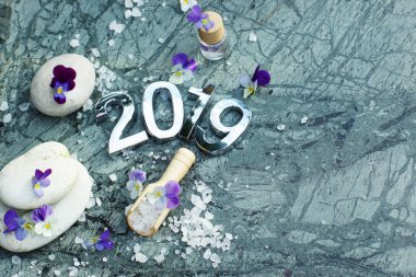 Rakamları 2019 mermer mor çiçekler, taşlar ve deniz tuzu, metniniz için doğru yer için küvet, ile kompozisyon Spa ayarla