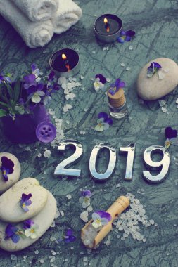 Spa set, çiçek, taşlar ve rakamlar 2019 tonlu görüntü.