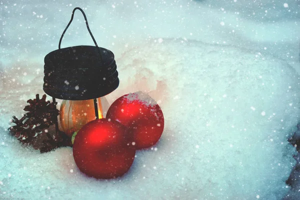 Hořící Baterku Vánoční Ozdoby Sněhu Lese Závěje Brzy Nový Rok — Stock fotografie