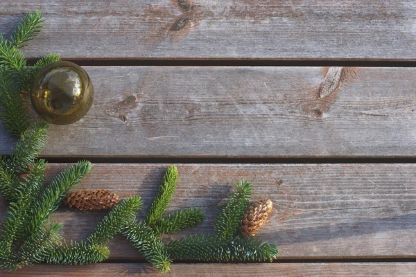 Tło Karty Dla Nowego Roku Święta Choinka Piłką Podłoże Drewniane — Zdjęcie stockowe