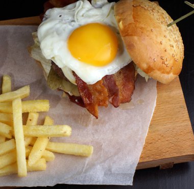 Burger yumurta kahvaltı ve patates kızartması ile.