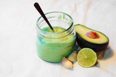 Guacamole sos ve beyaz bir tablo olan maddeler.