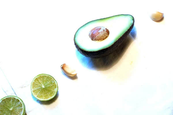Avocados Lime Garlic Lined Row Diagonal Strange Colors — Stock Photo, Image