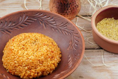 Bulgur bir tablo haşlanmış ve Ham formunda krup.