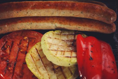 Fried Barbekü sosis ızgara sebze yakın.