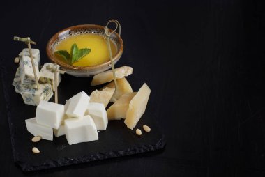 Bir kara tahta üzerinde farklı çeşitlerinin peynir tatlım, sizin metin için doğru yer ile servis edilir.