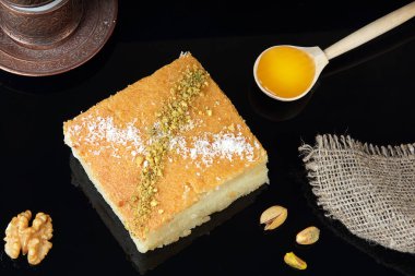 Kare bal tatlı masada fındıklı.