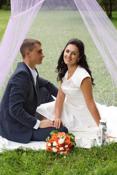 Les Mariés Sont Assis Dans Une Tente Rose Dans Parc — Photo