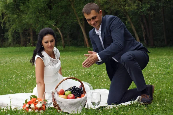 Young Man Prepares Pour Wine His Beautiful Bride Park Picnic — Stock Photo, Image