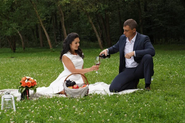 Groom Pours Wine Bride Picnic — Stock Photo, Image