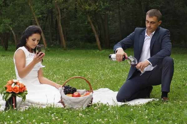 Groom Pours Wine Picnic Park Bride Tries Drink Glass — Stock Photo, Image