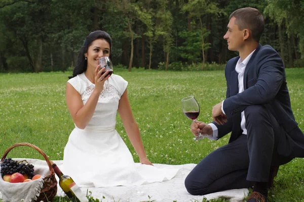 Newlyweds Drink Wine Picnic Wedding Glasses — Stock Photo, Image