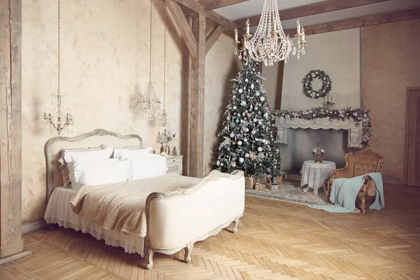 Bedroom decorated to the new year with a big Christmas tree — Stock Photo, Image