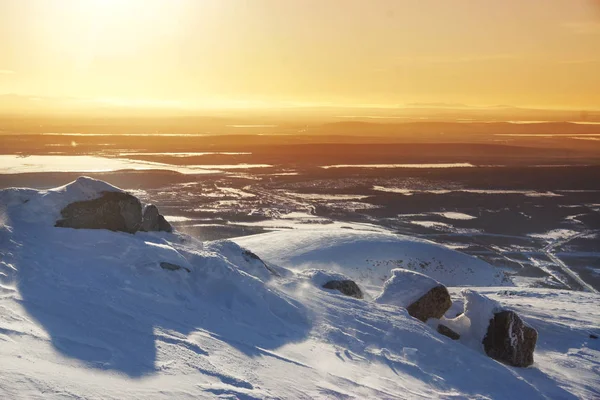 Paisaje invernal con una pequeña montaña al valle en un clima nevado y ventoso — Foto de Stock