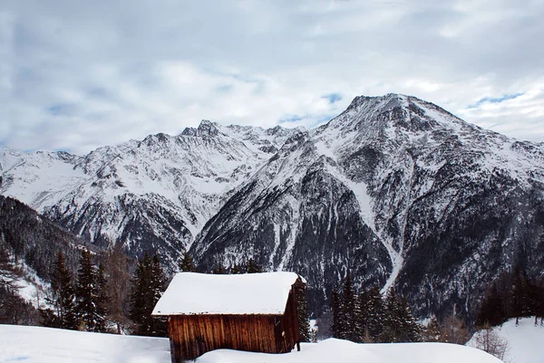 Una Pequeña Casa Madera Encuentra Alto Las Montañas Cubierta Nieve — Foto de Stock