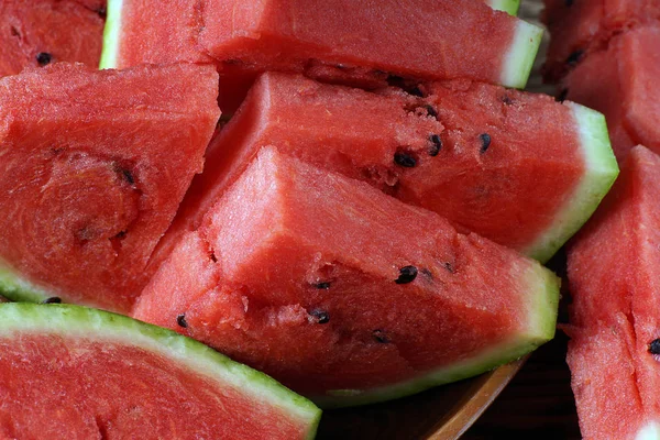 Saftige Rote Reife Wassermelone Mit Schwarzen Kleinen Knochen Scheiben Geschnitten — Stockfoto