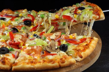 Bir parça parlak vejetaryen pizza bütün ayrılır.