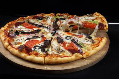 Tavuk, sığır eti, salam ve pastırma, tahtada adet yalan kesilmiş et pizzayla tek parça hizmet için götürülür.