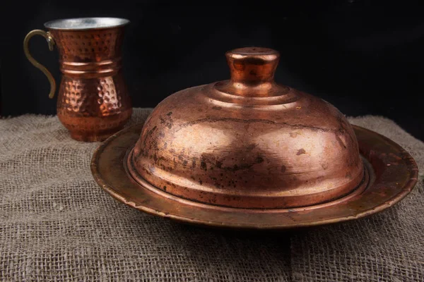 Conjunto Turco Pratos Cobre Brilhos Sobre Mesa — Fotografia de Stock