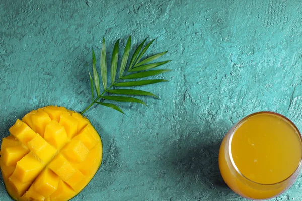 Kreatives Layout Der Sommerlichen Tropischen Früchte Der Mango Saft Glas — Stockfoto